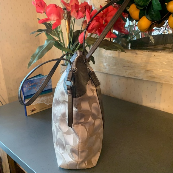 Coach, Signature VINTAGE cloth TOTE, Large C pattern, Taupe colored leather. - Picture 6 of 9